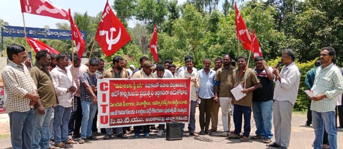 ఆటో కార్మికులను ఆదుకోవాలని ఆందోళన