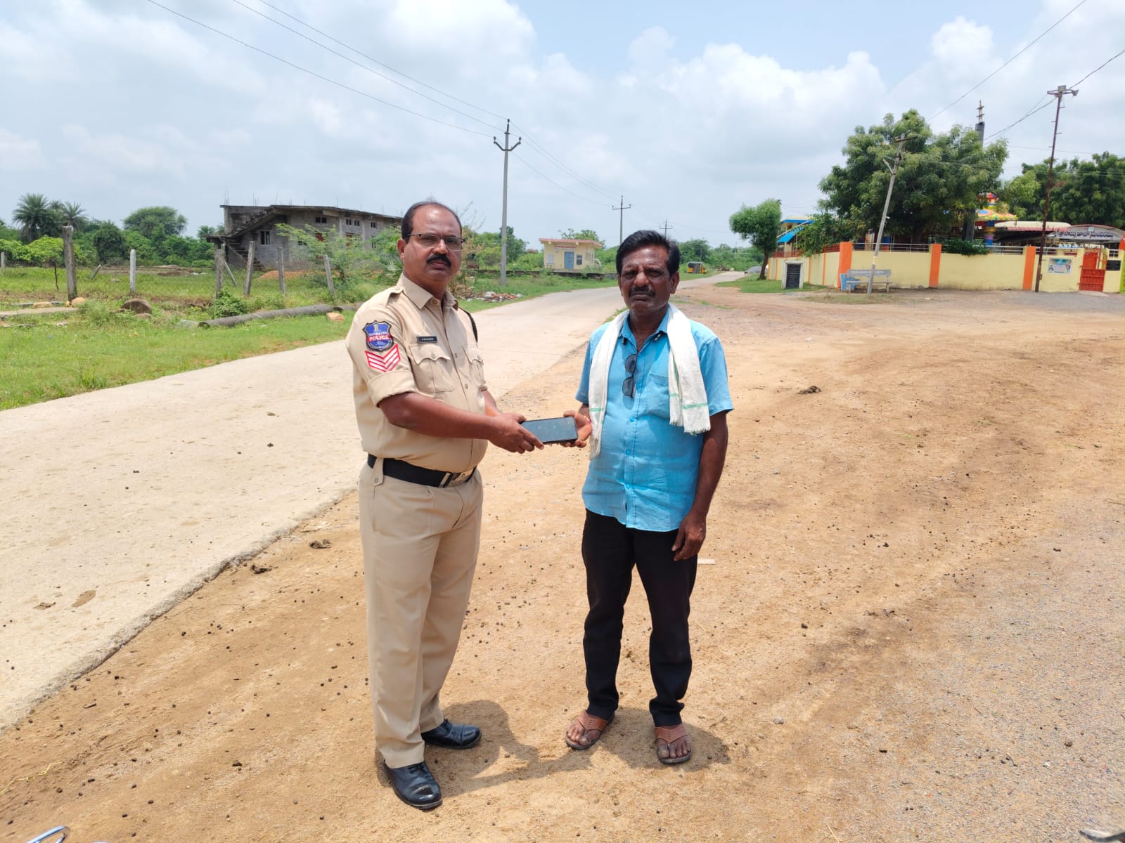 పోగొట్టుకున్న మొబైల్ ఫోన్ ని అప్పగించిన పోలీసులు