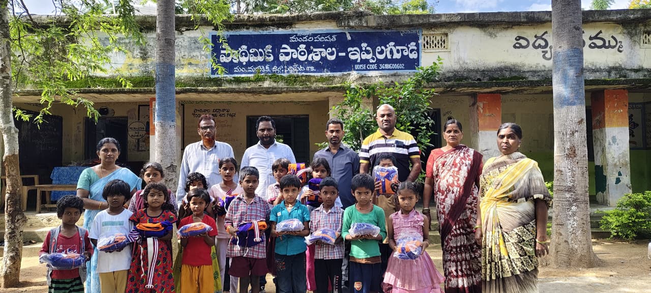 ప్రభుత్వ ప్రాథమిక పాఠశాలలో విద్యార్థిని విద్యార్థులకు పాఠశాల యూనిఫామ్ మరియు టై బెల్టులను ఉచితంగా పంపిణీ