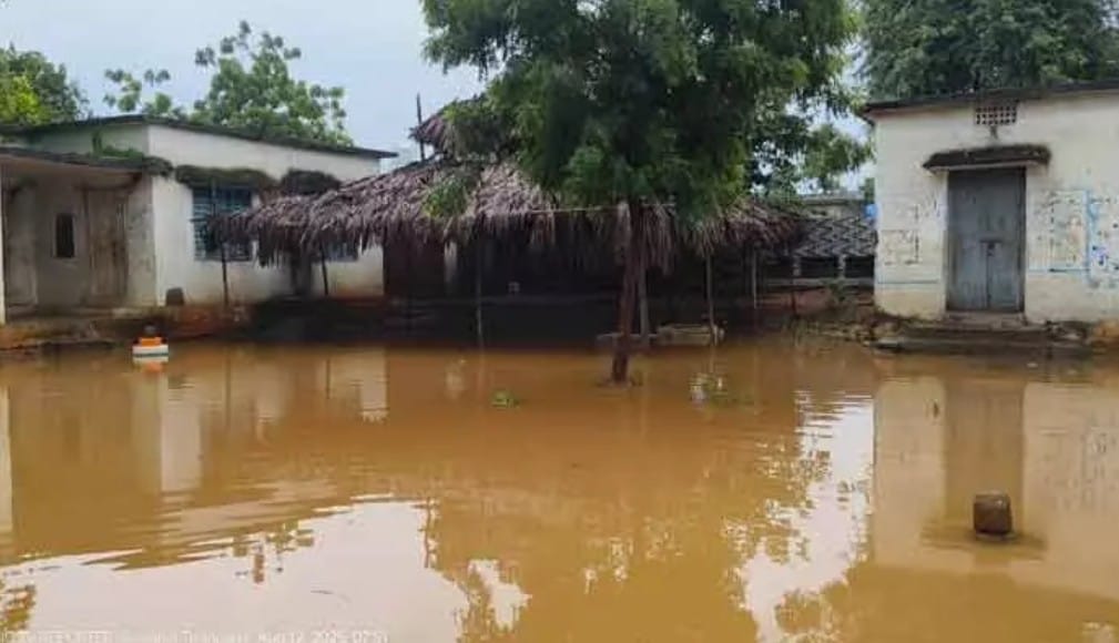 పాఠశాల ఆవరణలోకి చేరిన వర్షపు నీరు