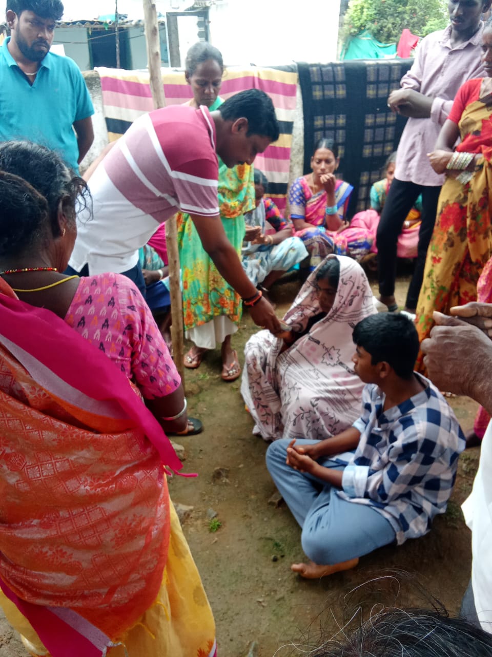 కొమ్ము యాదగిరి కుటుంబానికి, 10,000 రూపాయలు ఆర్థిక సహాయం అందజేత