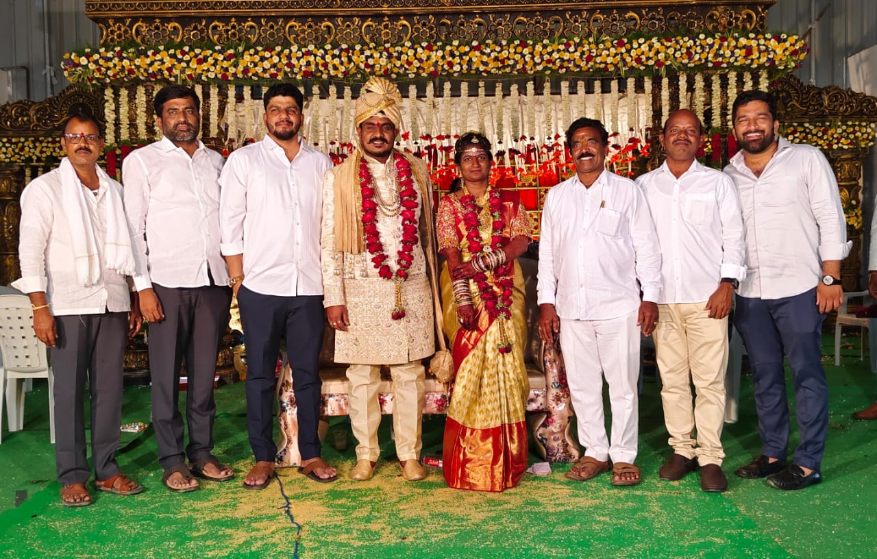 బిఆర్ఎస్ పార్టీ యువ నాయకుడు గాజుల విజయ్వివాహ వేడుకాకు హాజరైన