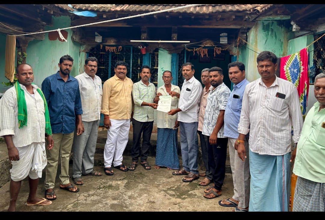 సీఎం రిలీఫ్ పండ్ చెక్కు అందచేసిన కాంగ్రెస్ నాయకులు