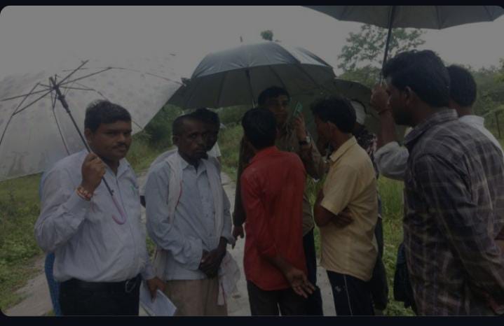 వాడి గ్రామాన్ని సందర్శించిన తాసిల్దార్ ప్రవీణ్ కుమార్ ఆర్ఐ సాయిబాబా….
