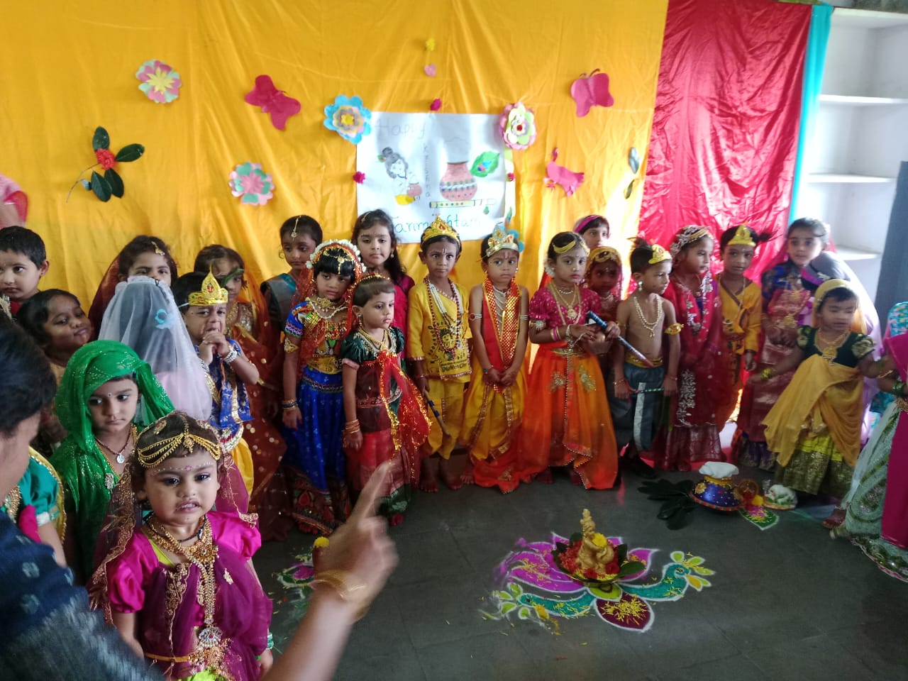 ఘనంగా చిన్నారుల మధ్య శ్రీ కృష్ణాష్టమి పండుగ
