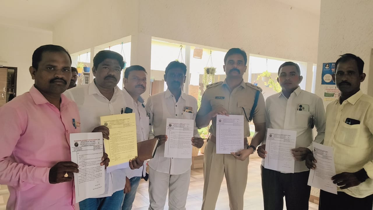జిల్లా ఎస్పీ రోహిత్ రాజ్ను ముఖ్య అతిథిగా ఆహ్వానించినకురిమెళ్ళ శంకర్ టీజేఎంయు జిల్లా అధ్యక్షులు