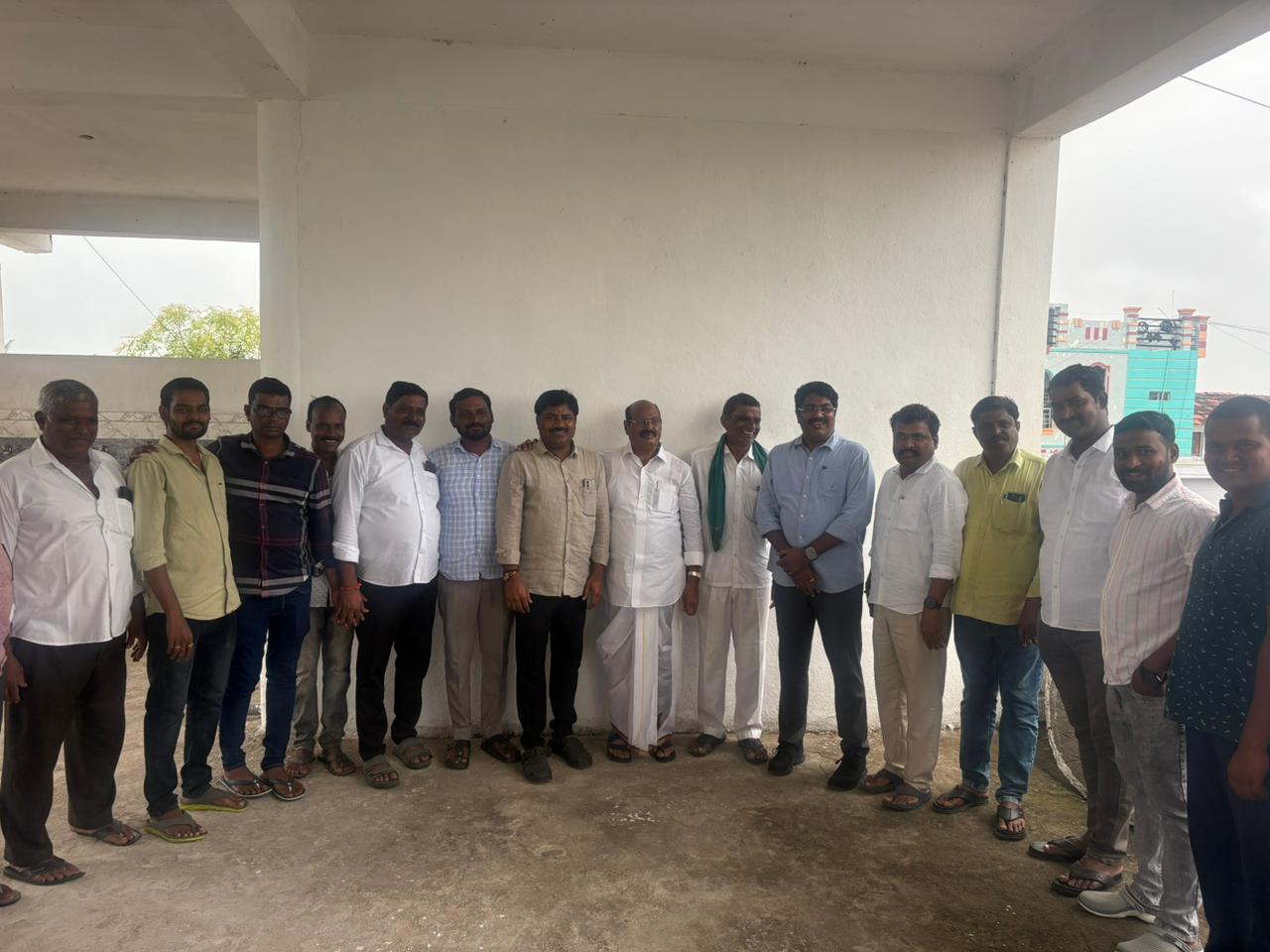 నూతన గృహప్రవేశం నాకు హాజరైన మాజీ ఎమ్మెల్యే..!