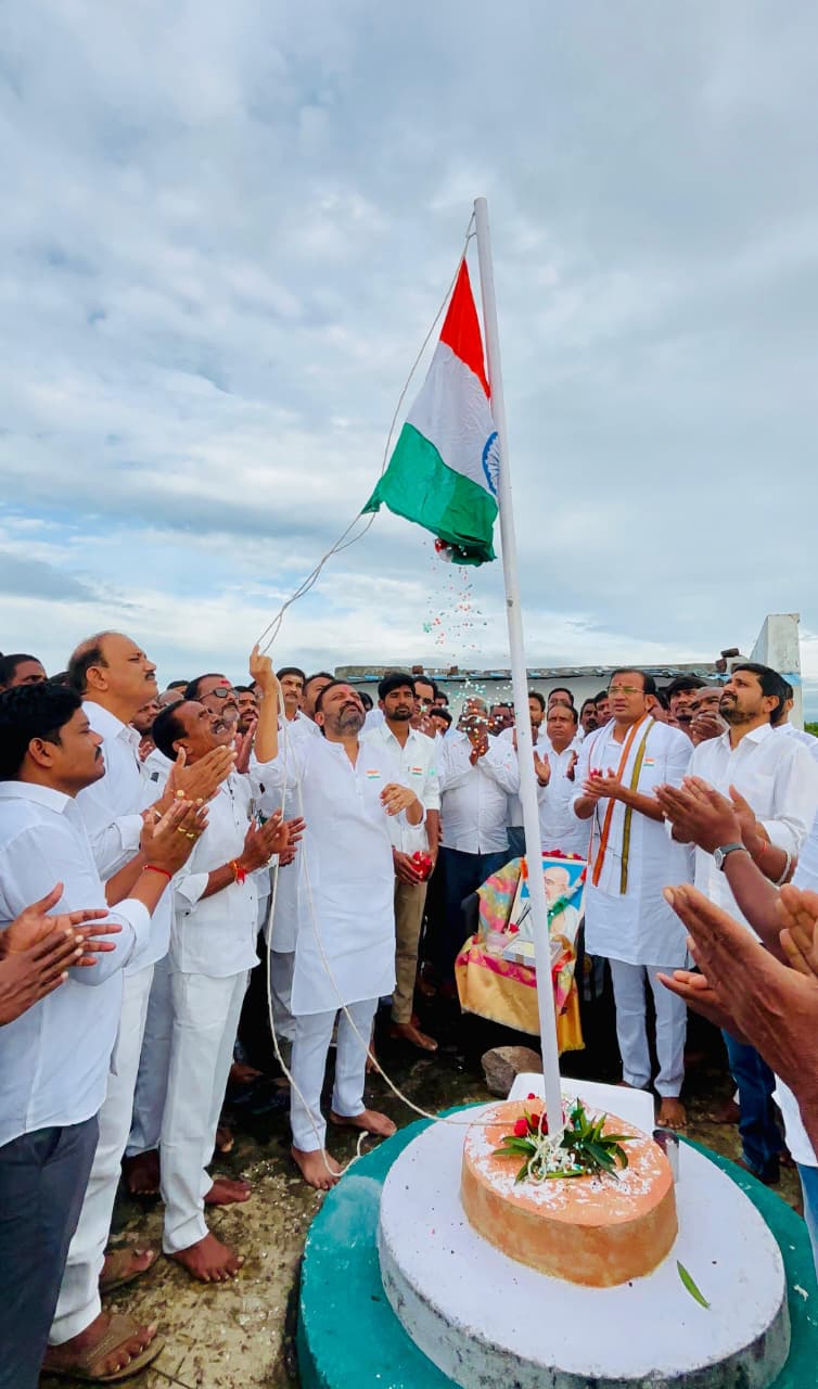 ఎమ్మెల్యే క్యాంప్ కార్యాలయంలో జాతీయ జెండా ఎగురవేసిన ఎమ్మెల్యే తోట లక్ష్మీ కాంతారావు..