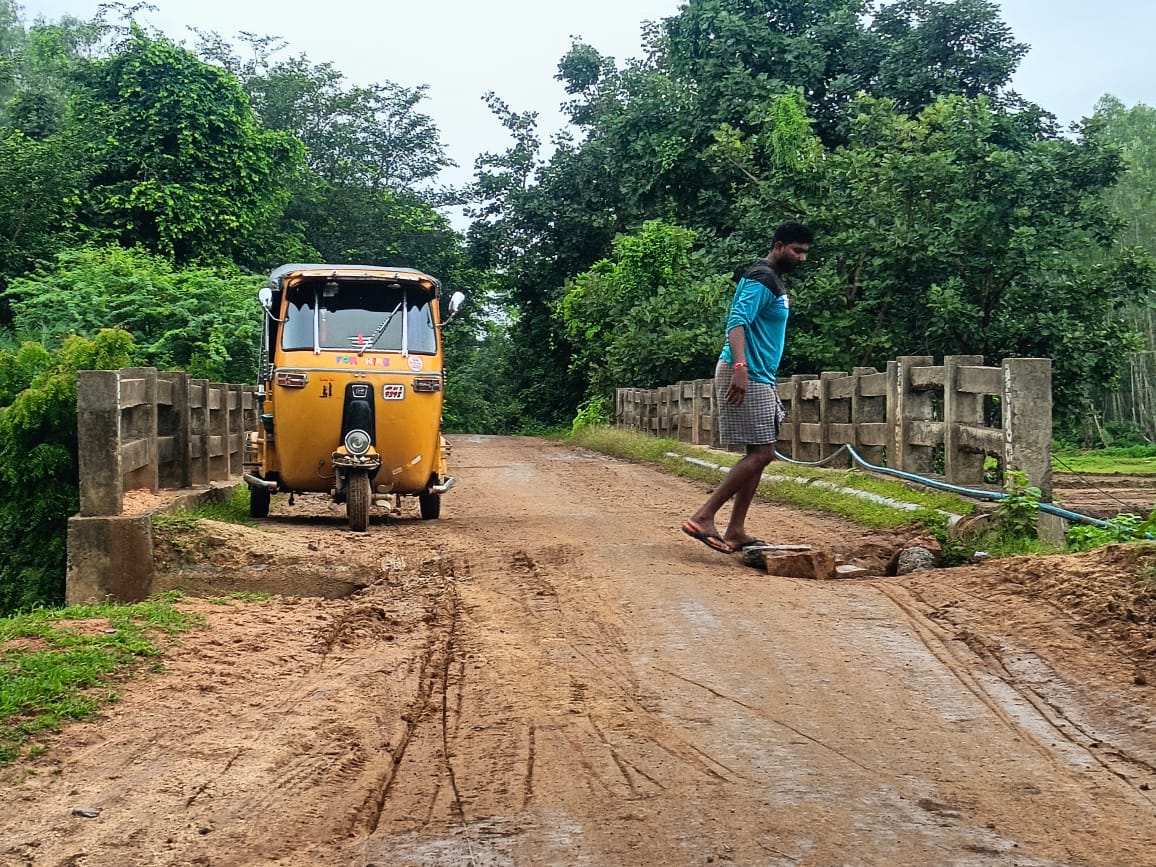 కండ్లపెల్లి తుంగూర్ మధ్య లో ఉన్న పెద్ద వాగు కులీ రాకపొకలుకు ఇబ్బంది గా మారింది