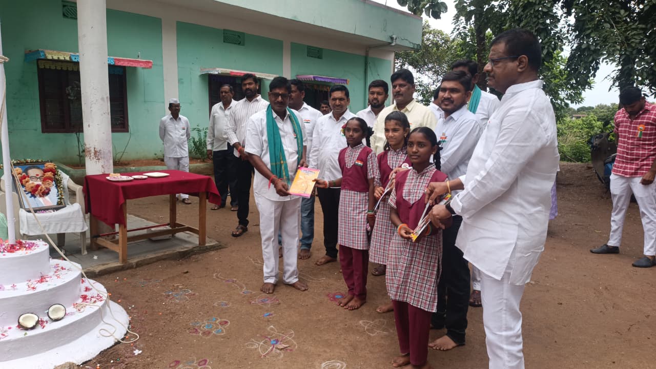 79వ గణతంత్ర దినోత్సవం ఎమ్మార్వో ఎంపీడీవో ఘనంగా నిర్వహించారు పెగడపల్లి మండలం