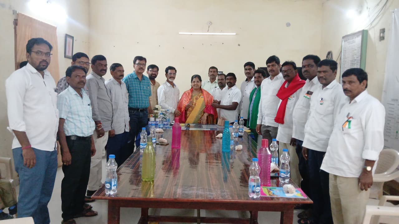 జిల్లా ఉత్తమ తహశీల్దార్ అవార్డుకి ఎంపికైన సరిత.