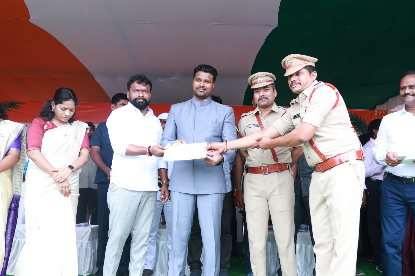 ఉత్తమ ఉద్యోగిగా అవినాష్ కు ప్రశంసా పత్రం..