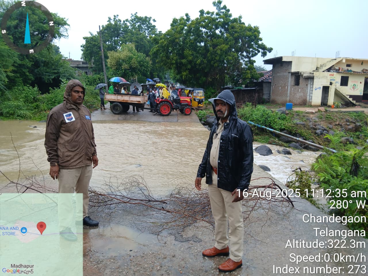 పొంగిపొర్లుతున్న మాదాపూర్ హంగార్గ మల్లన్న వాగు ను సందర్శించిన ఎస్సై