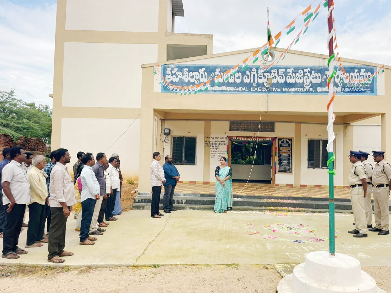 తహశీల్దారు కార్యాలయం లో ఘనంగా స్వాతంత్ర్య వేడుకలు