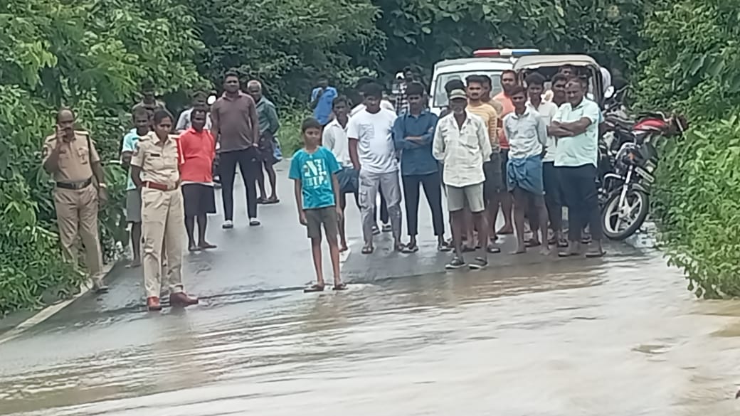 ఎడతెరిపి లేకుండా కురుస్తున్న వర్షాలకు ప్రజలు అప్రమత్తంగా ఉండాలి.