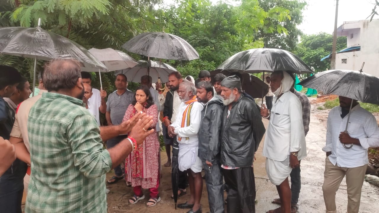 చిన్న ఎక్లారా గ్రామం లో వరద ప్రాంతాలను సందర్శించిన సబ్ కలెక్టర్ కిరణ్మయి . …