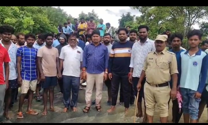 భారీ వర్షాల దృశ్య రోడ్డు దిగ్బంధం