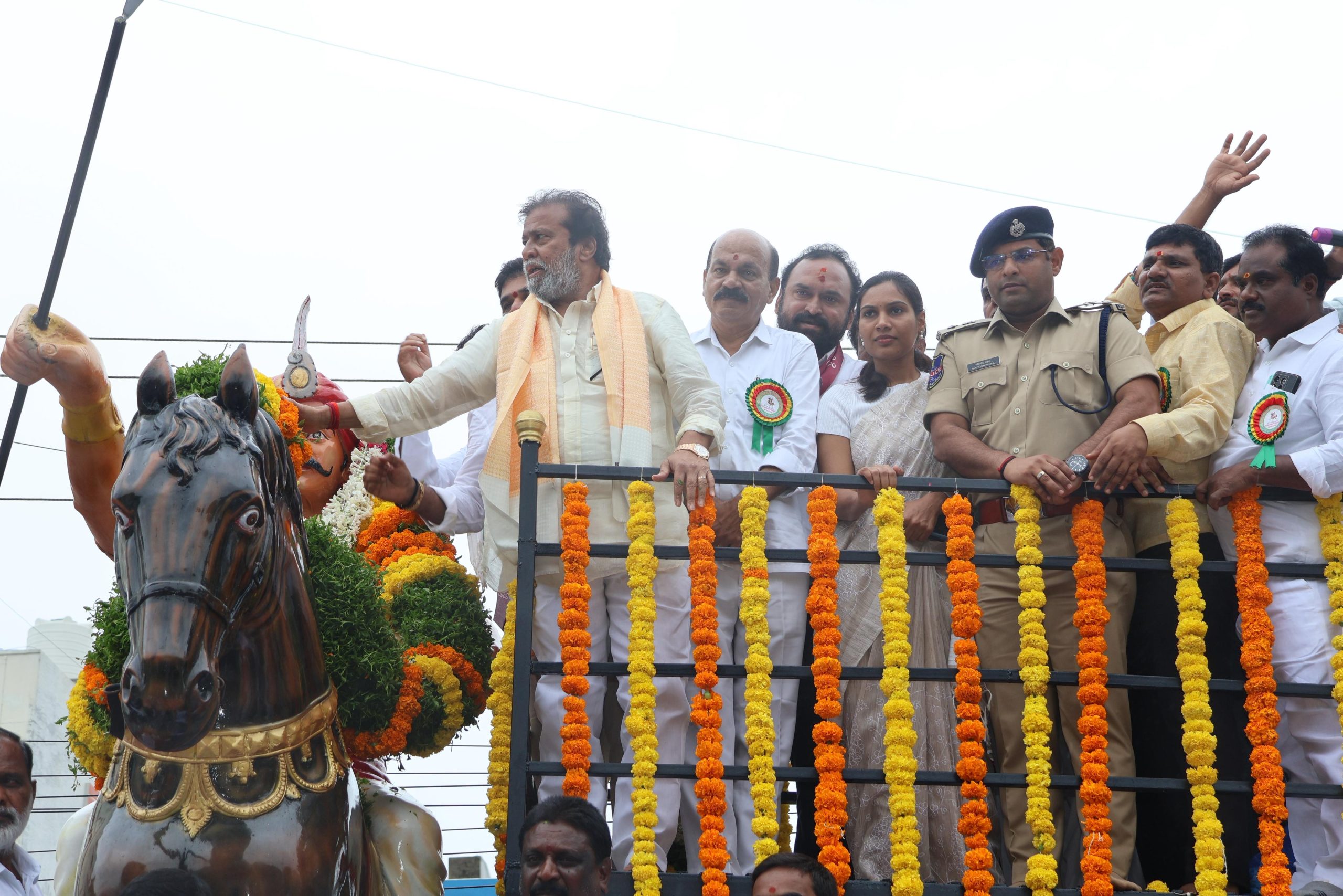 సర్దార్ సర్వాయి పాపన్న గౌడ్ విగ్రహాన్ని ఆవిష్కరించిన తెలంగాణ రాష్ట్ర వైద్య, ఆరోగ్య, కుటుంబ సంక్షేమ మంత్రి దామోదర్ రాజనర్సింహ