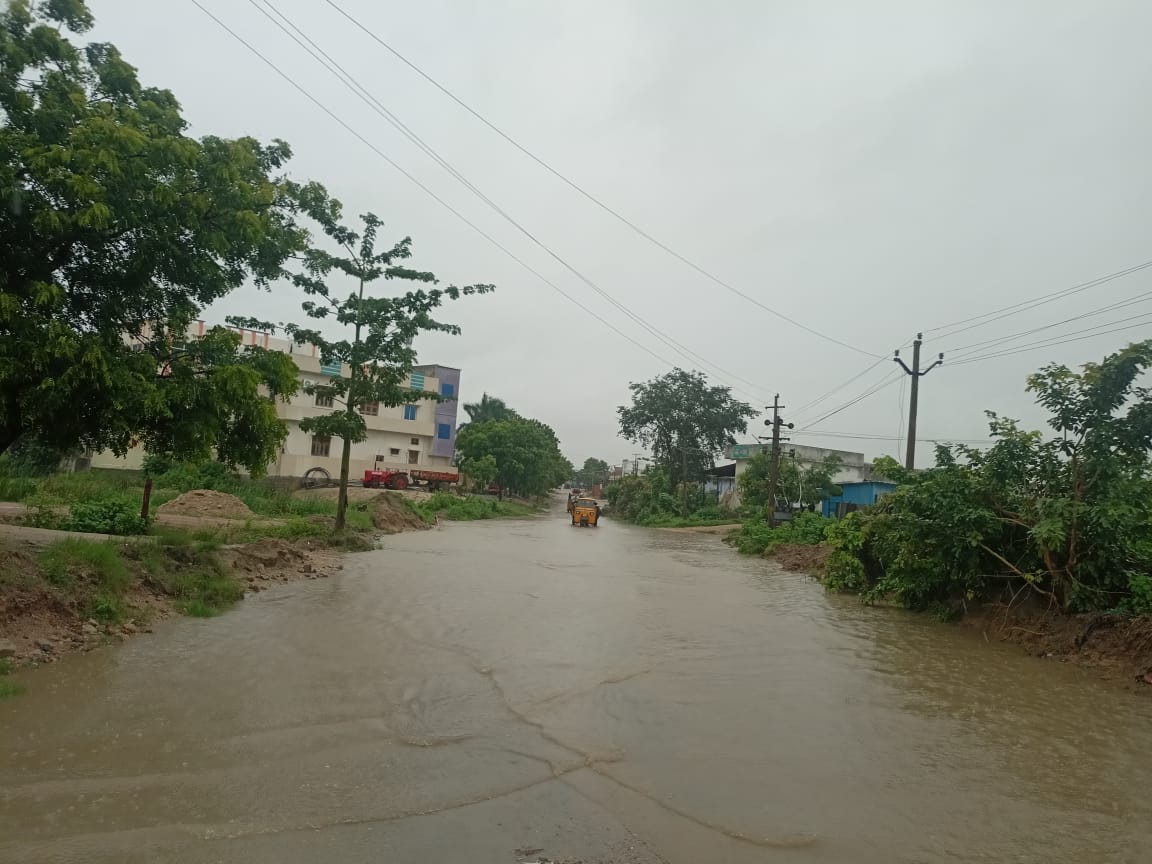 గుమ్మిర్యాల రోడ్డు పైన ప్రవహించేది తీగల వాగు కాదు,నీరు పోవటానికి మార్గం లేక నిలిచిన వర్షపు నీరు