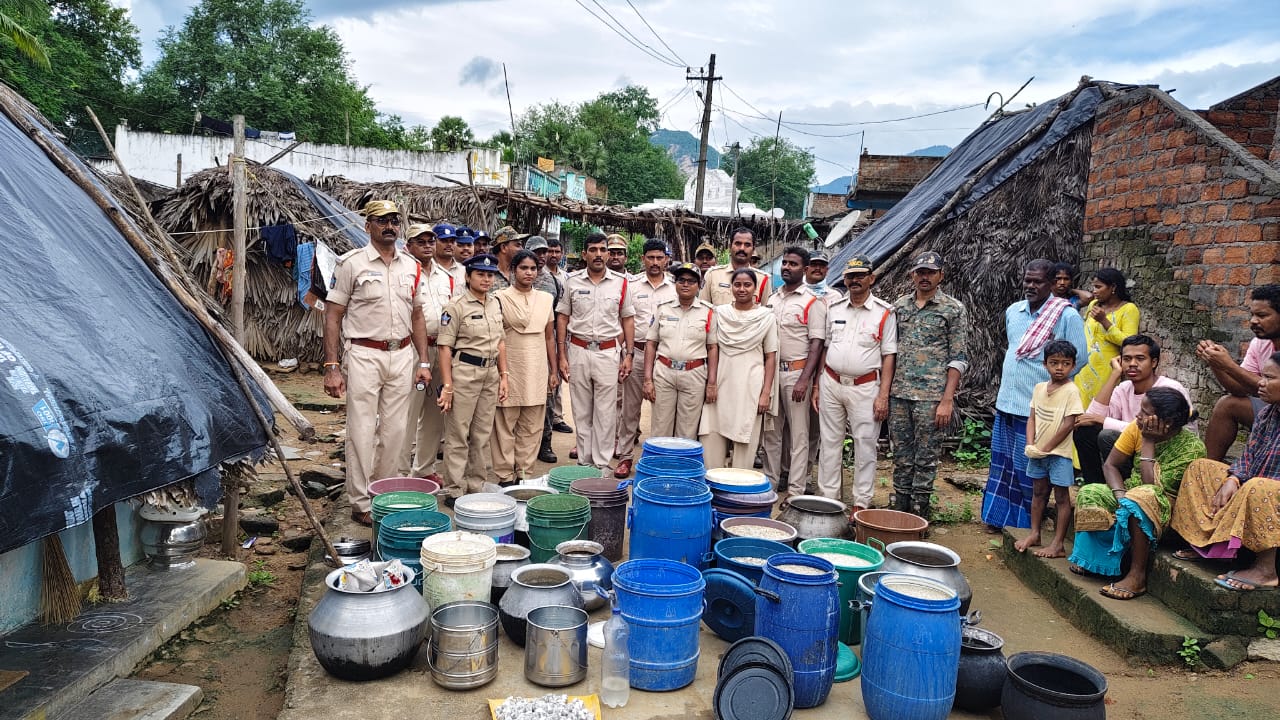 మెంటాడ మండలంలో నాటు సారా స్థావరాలపై దాడి