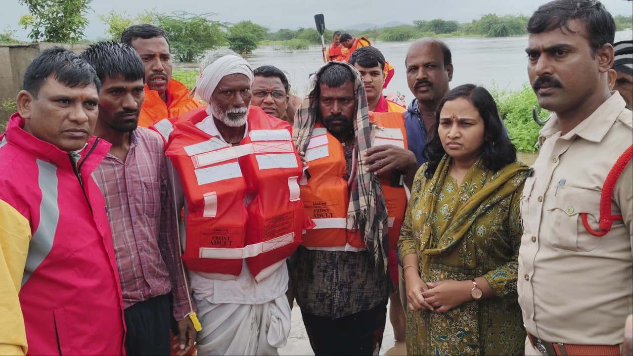 వరదలో చిక్కుకున్న గొర్ల కాపరులు కాపాడిన ఎన్ డి ఆర్ ఎఫ్ బృందం…