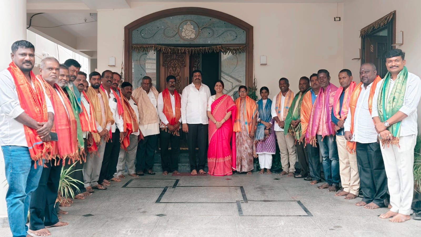 వివేకానంద నగర్ డివిజన్ కార్పొరేటర్ మాధవరం రోజా దేవి రంగారావు మర్యాదపూర్వకంగా కలిసిన వెంకటేశ్వర్ నగర్ 35 బ్లాక్ వెల్ఫేర్ అసోసియేషన్ సభ్యులు