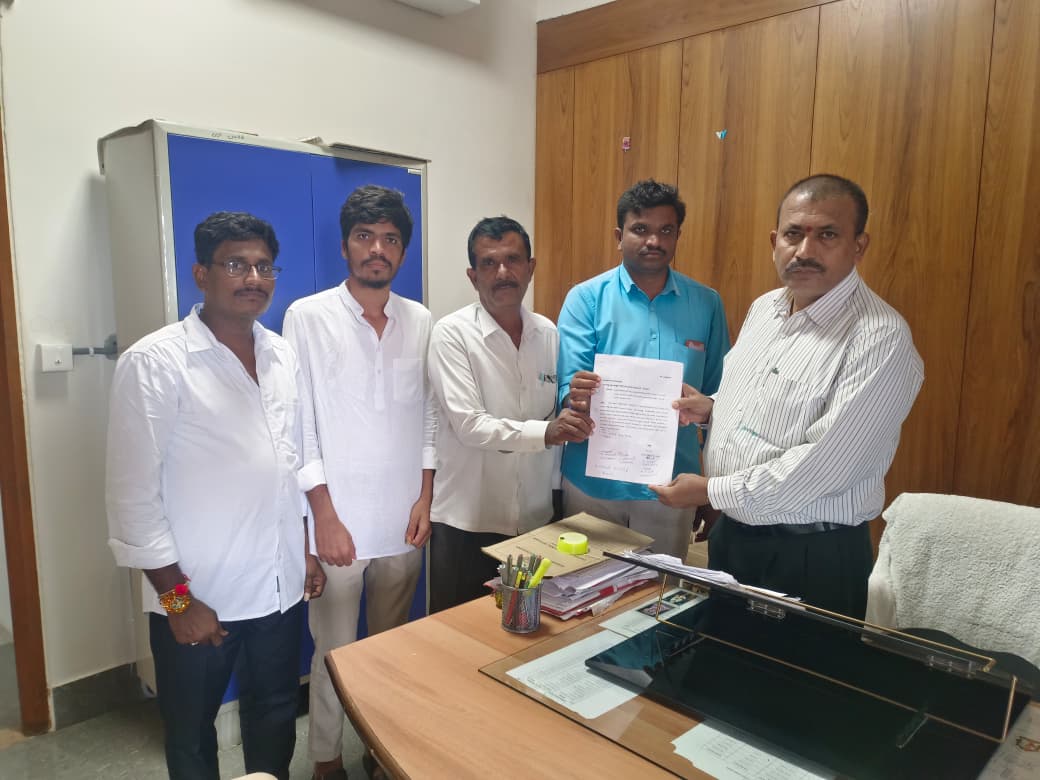 ఈరోజు భారత విద్యార్థి ఫెడరేషన్ (ఎస్ఎఫ్ఐ) భారత ప్రజాతంత్ర యువజన సమైక్య (డివైఎఫ్ఐ) ఆధ్వర్యంలో మంతన్ గౌరెల్లి గ్రామంలో ఉన్న ప్రాథమికొన్నత పాఠశాల తరగతి గదులు, వంటగది శిథిలవస్థకు చేరుకున్న సందర్భంగా వెంటనే నూతన పాఠశాల బిల్డింగు మరియు వంటగది కి నిధులు మంజూరు చేసి నిర్మించాలని రంగారెడ్డి జిల్లా కలెక్టర్ నారాయణ రెడ్డి గారికి, విద్యాశాఖ అసిస్టెంట్ డైరెక్టర్ పూర్ణ చందర్ రావు గారికి వినతి పత్రం ఇవ్వడం జరిగింది