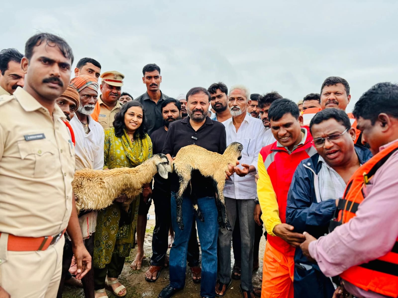 వాగులో చిక్కుకున్న గొర్రెల కాపరులను, గొర్రెలను కాపాడిన సహాయక బృందాలు….