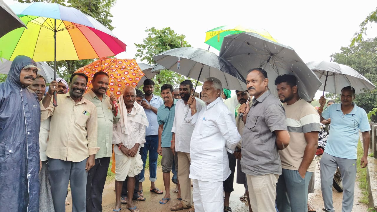 బీర్పూర్ మండలంలోని తుంగూరు కండ్లపల్లి మధ్య వంతెన పరిశీలించారు మాజీ మంత్రి తాటిపర్తి జీవన్ రెడ్డి