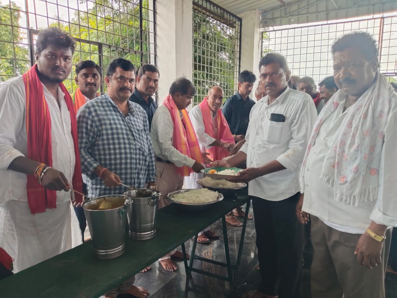 అన్నదానం మహా పుణ్య కార్యం.తహసిల్దార్ చంద్రశేఖర్,ఎంపీడీవో రమేష్ దీన్ దయాల్