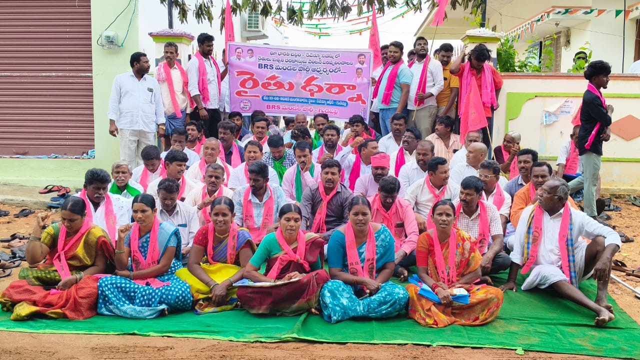 గుడిపల్లి మండలం కేంద్రం లో తహసీల్దార్ ఆఫీస్ ఎదుట రైతు ధర్నా.భూభారతి చట్టం విఫలం