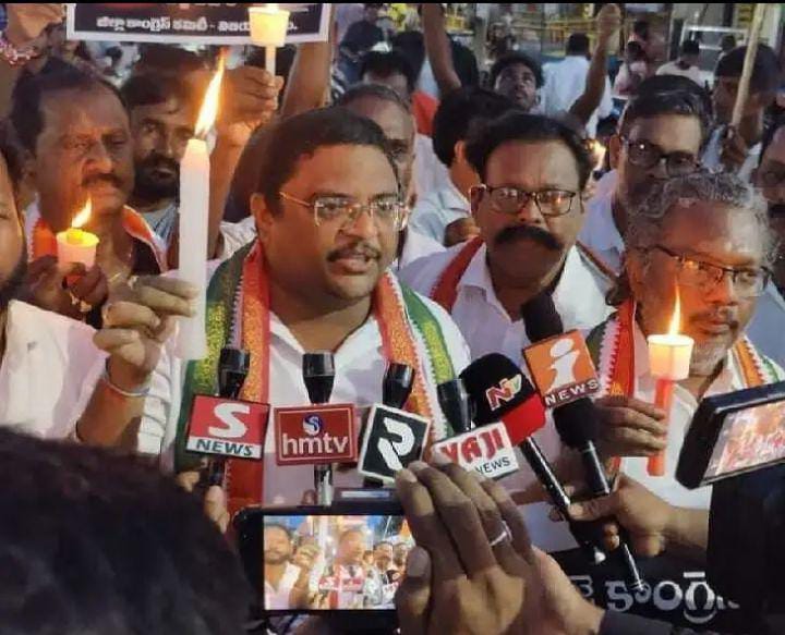 ఓట్ చోర్ గద్ది చోడ్ కొవ్వొత్తులతో నిరసన