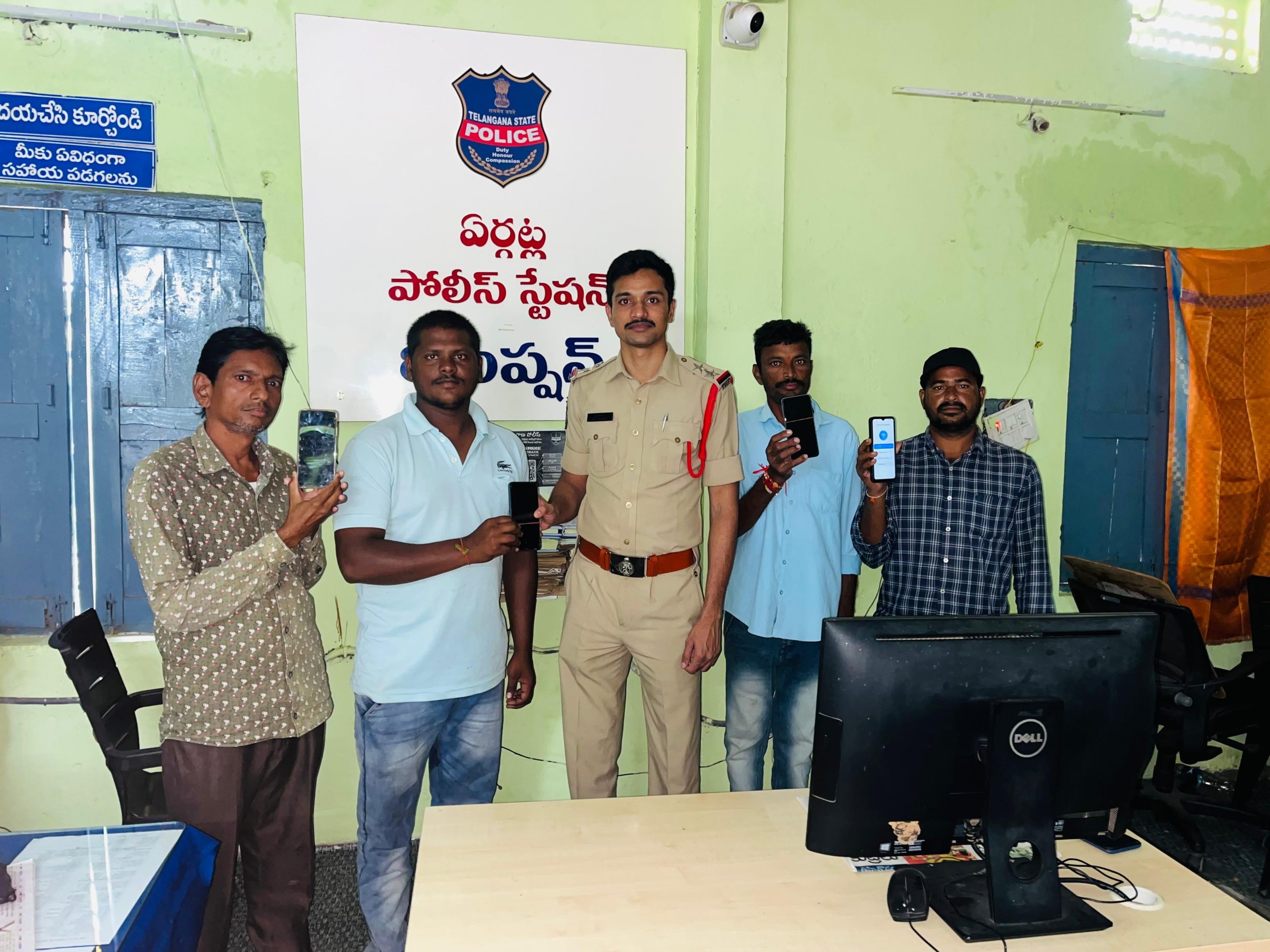 సి. ఇ. ఐ.ఆర్ పోర్టల్ ట్రేస్ చేసి మొబైల్స్ అందజేసిన- ఎస్సై పడాల రాజేశ్వర్