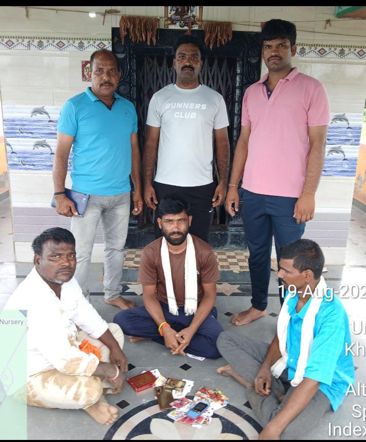 పేకాట స్థావరాలపై పోలీసులు దాడి….