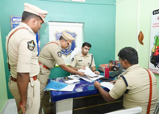 రాంబిల్లి పోలీస్ స్టేషన్లోజిల్లా ఎస్పీ వార్షిక తనిఖీలు