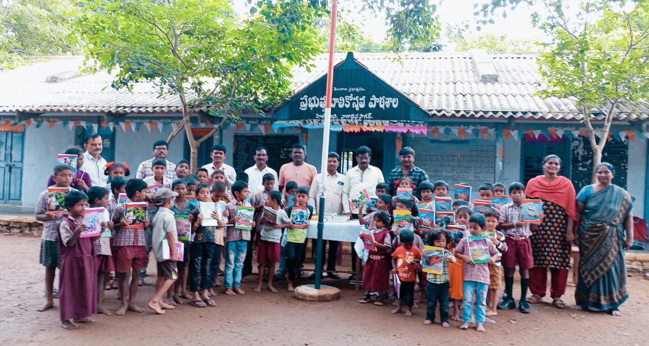 మహారాజుల సంఘం ఆధ్వర్యంలో ప్రభుత్వ పాఠశాల విద్యార్థులకు నోట్ బుక్స్ పెన్సిల్స్ పంపిణి