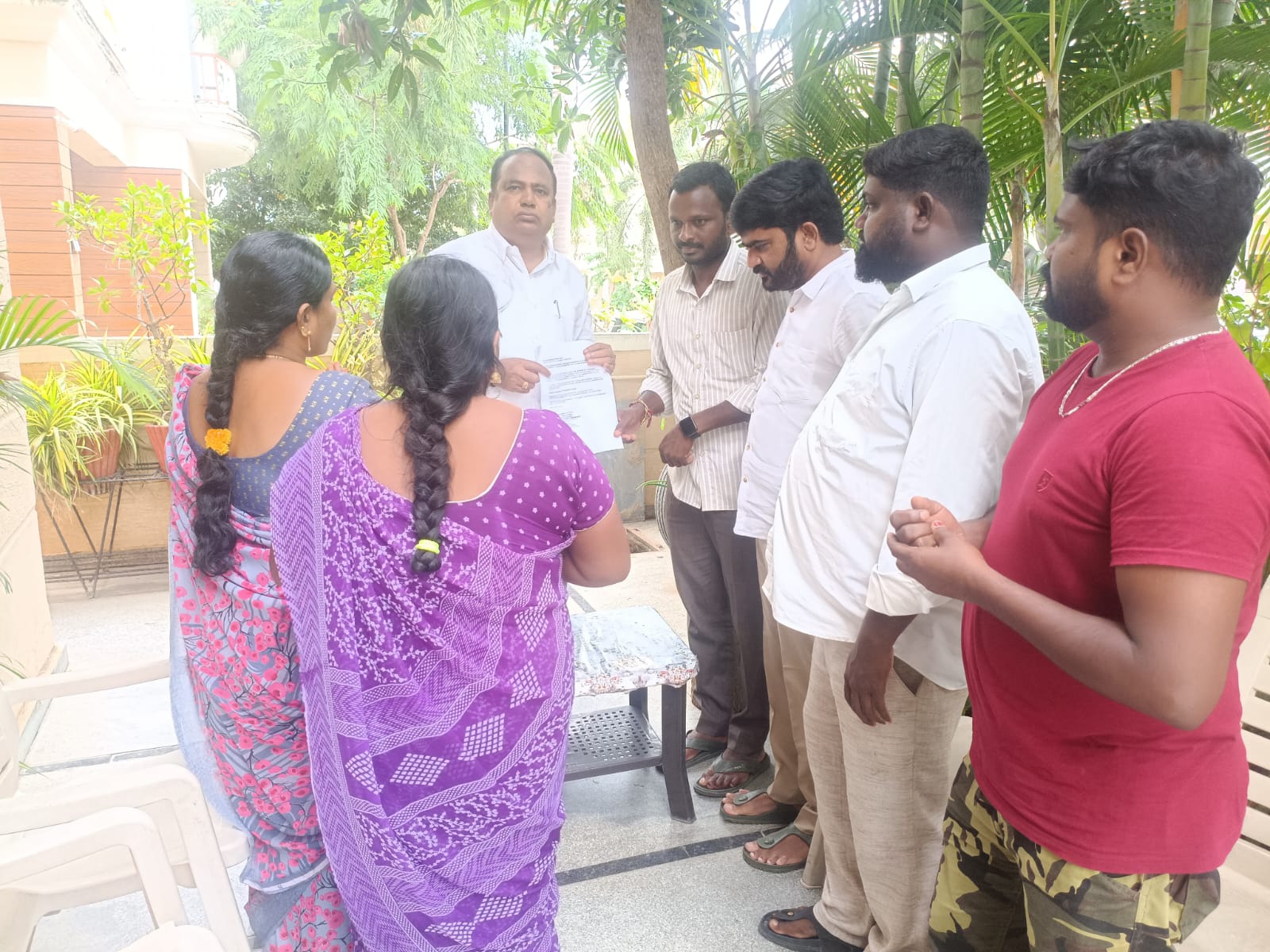 హైదరాబాద్ లో రూరల్ ఎమ్మెల్యే ను కలిసిన చీమన్ పల్లి గ్రామస్తులు..!