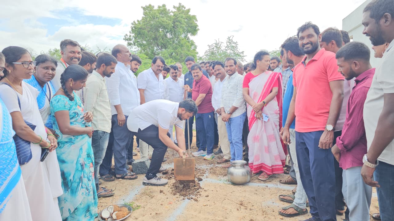 ఇందిరమ్మ ఇండ్ల నిర్మాణాన్ని వేగవంతం చేయాలి ఎమ్మెల్యే బాలు నాయక్.