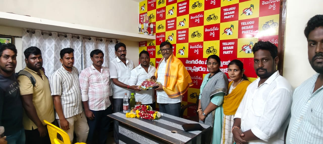 మార్కాపురం ఎమ్మెల్యే కందుల నారాయణరెడ్డి ని మర్యాదపూర్వకంగా కలిసిన సొసైటీ చైర్మన్ వెలుగు క్రాంతి కుమార్