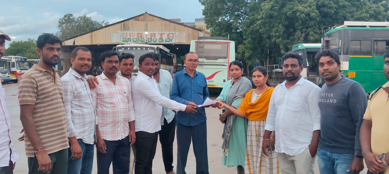 అదనపు బస్సు కొరకు మార్కాపురం డిపో డియం నరసింహులు కు వినతిపత్రం అందజేత