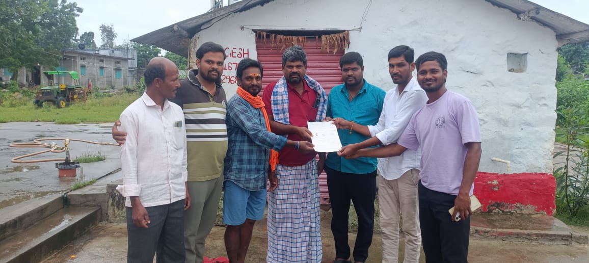 ఎమ్మెల్యే సునీత లక్ష్మారెడ్డి సహకారంతో సీఎంఆర్ఎఫ్ చెక్కుఅందజేత