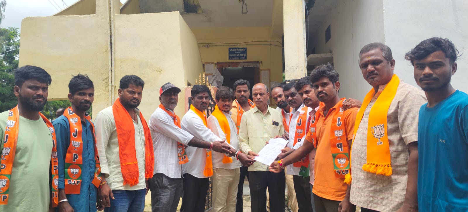 ఎం ఆర్ ఓ గారికి వినతి పత్రం అందజేసిన బిజెపి మండల నాయకులు