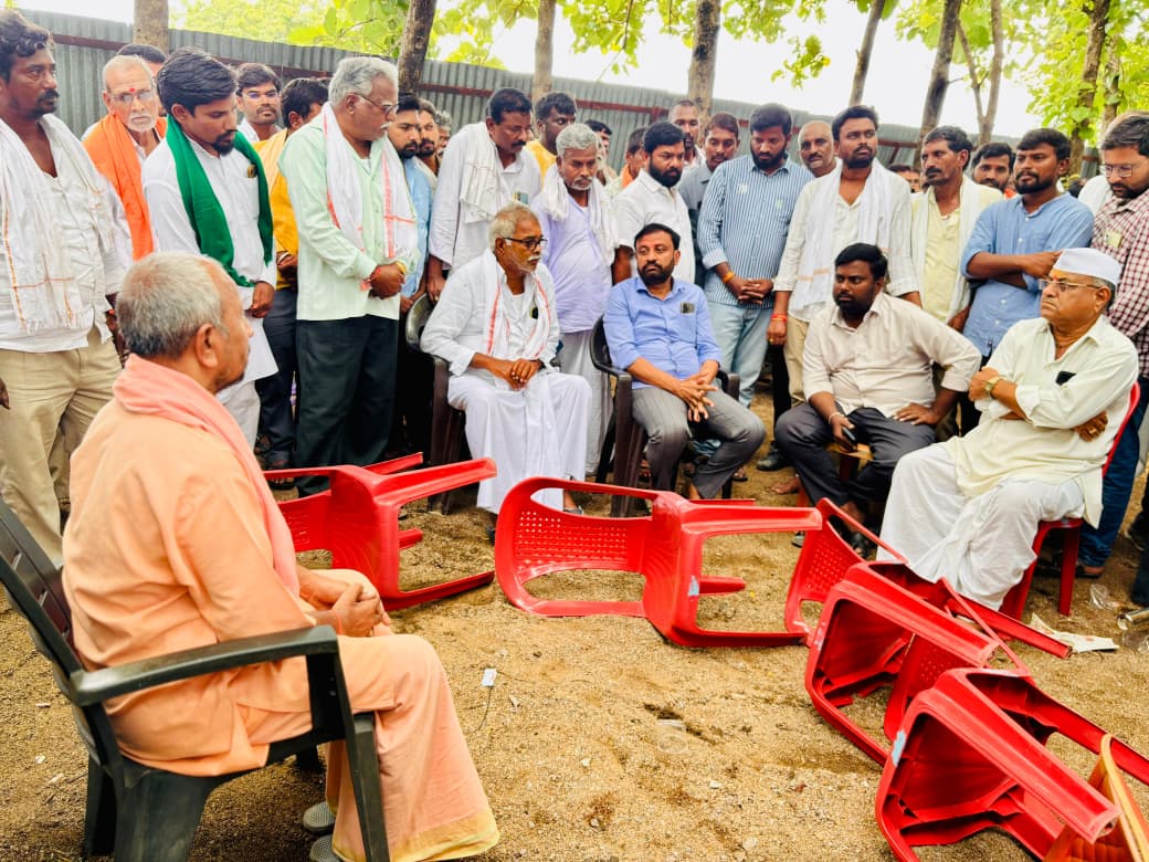 అంత్యక్రియలో పాల్గొన్న ఎమ్మెల్యే తోట లక్ష్మీకాంతరావు….