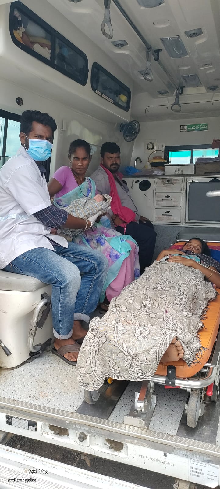 అంబులెన్స్ లో మహిళ డెలివరీ