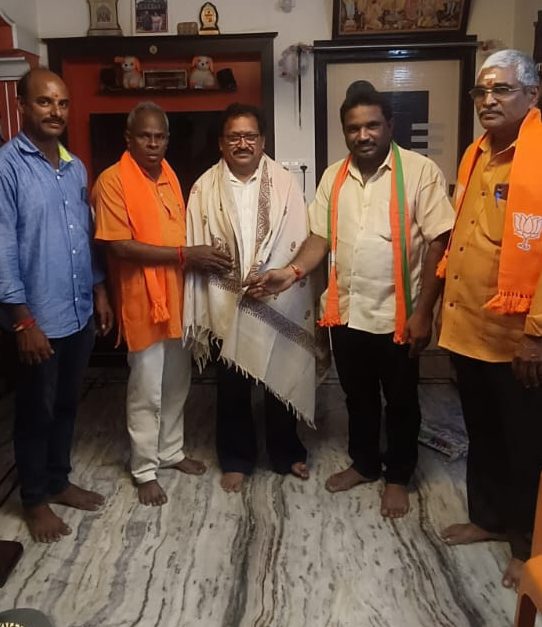 ఏఎంసి వైస్ చైర్మన్ ని డైరెక్టర్ ని సన్మానించిన బిజెపి నాయకులు