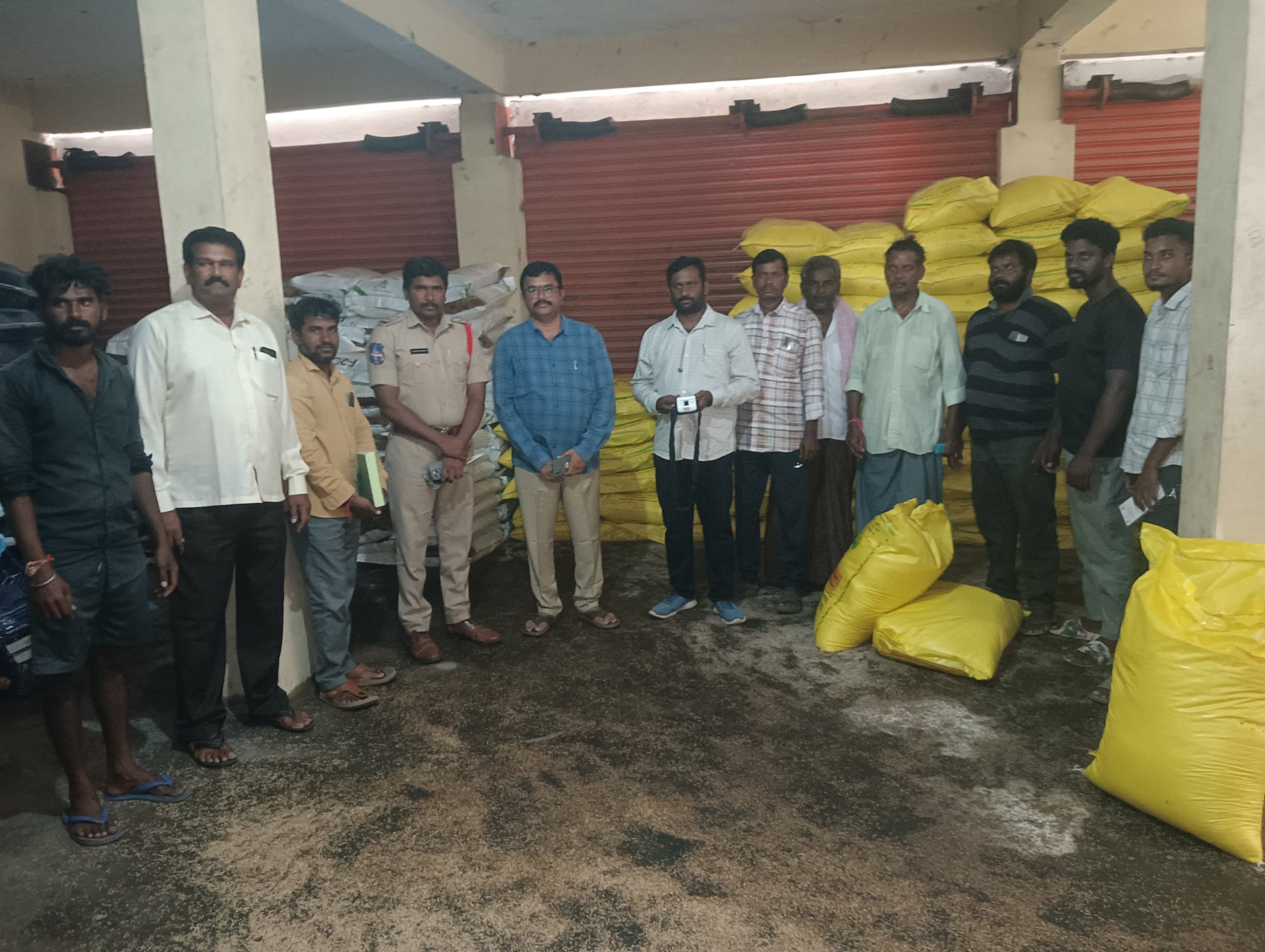 ఎరువులు అధిక ధరలకు విక్రయిస్తే చట్టపరమైన చర్యలు తప్పవు