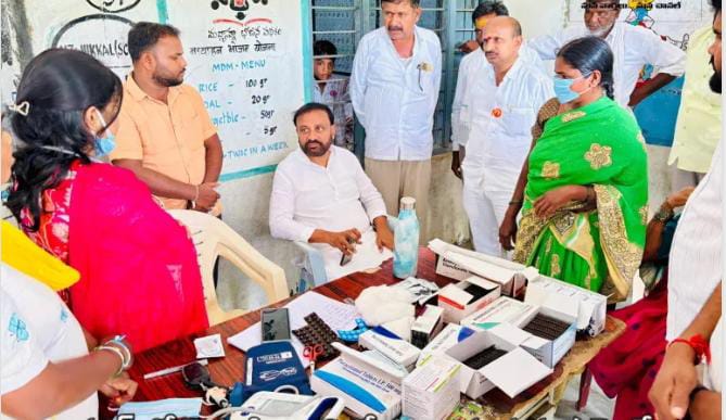 రాచూర్ వైద్య శిబిరంలో పాల్గొన్న ఎమ్మెల్యే తోట లక్ష్మీకాంతరావు…