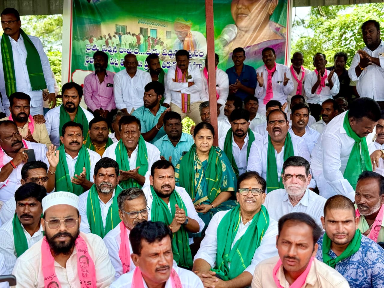 యూరియా కోసం రోడ్డుపై బైఠాయించిన నర్సాపూర్ నియోజకవర్గ ఎమ్మెల్యే సునీత లక్ష్మారెడ్డి
