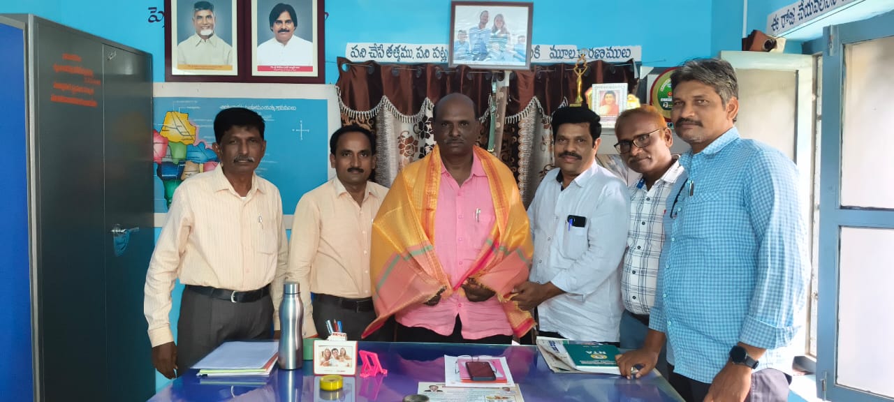 విద్యాశాఖ అధికారిని కలిసిన ఎస్టియు నాయకులునూతనంగా ఎంఈఓ బాధ్యతలు చేపట్టిన బి.సత్యనారాయణ సింగ్
