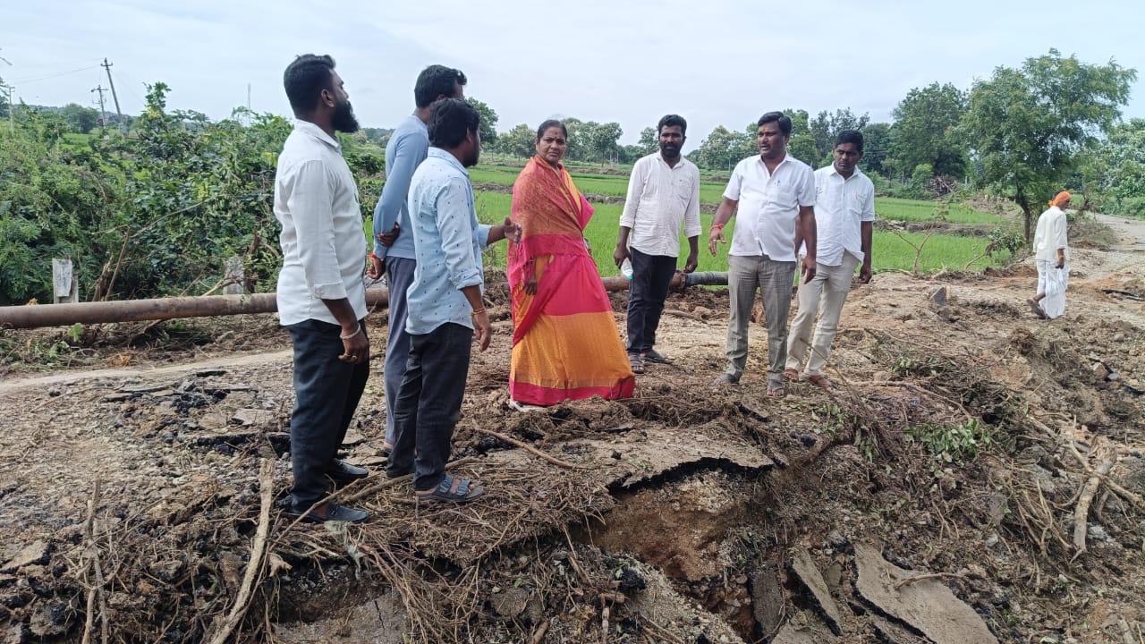 కంబాపూర్ బ్రిడ్జ్ ను రోడ్డును పరిశీలించిన మాజీ ఎమ్మెల్యే అరుణతార….